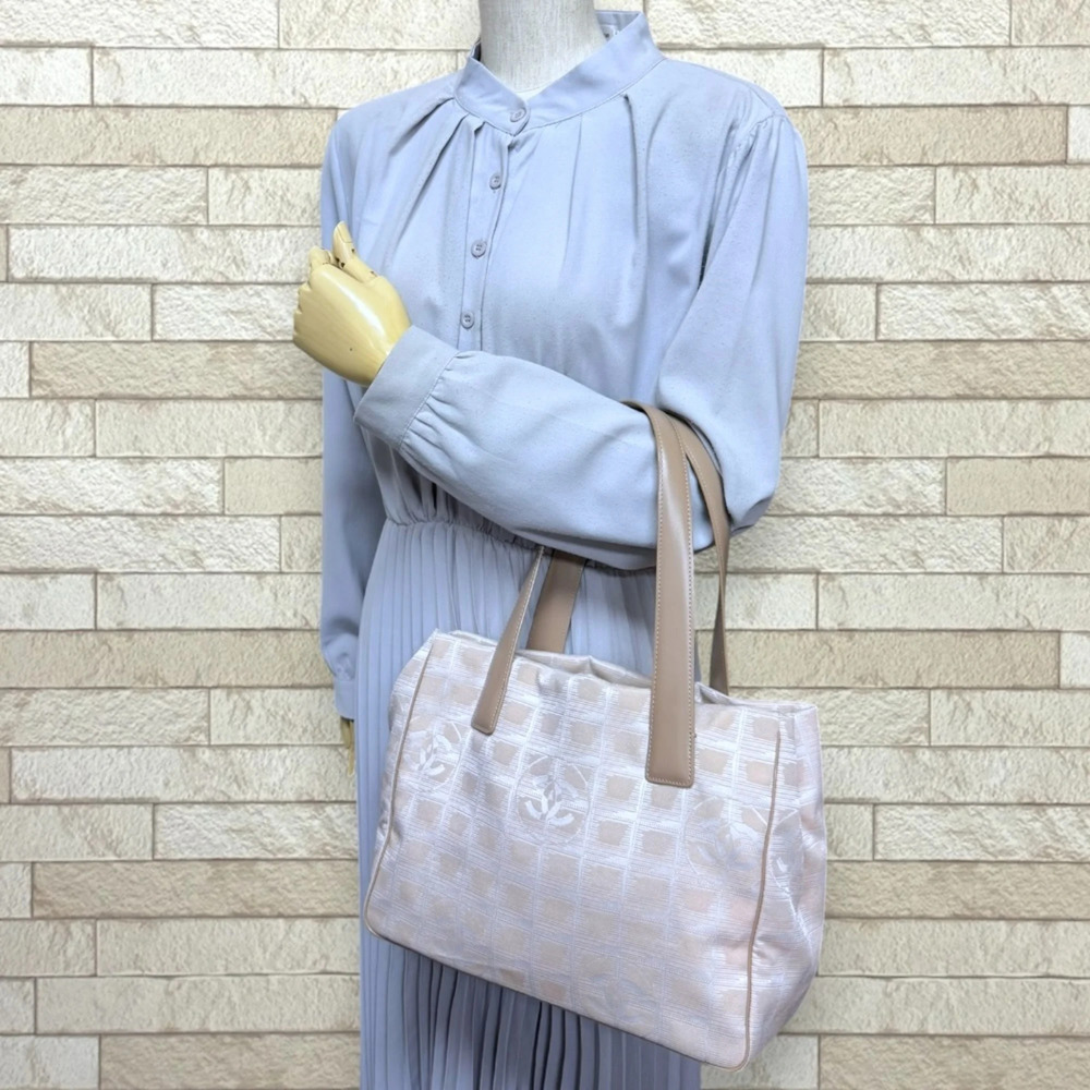 CHANEL Cream Tote Bag - Picture 2 of 8